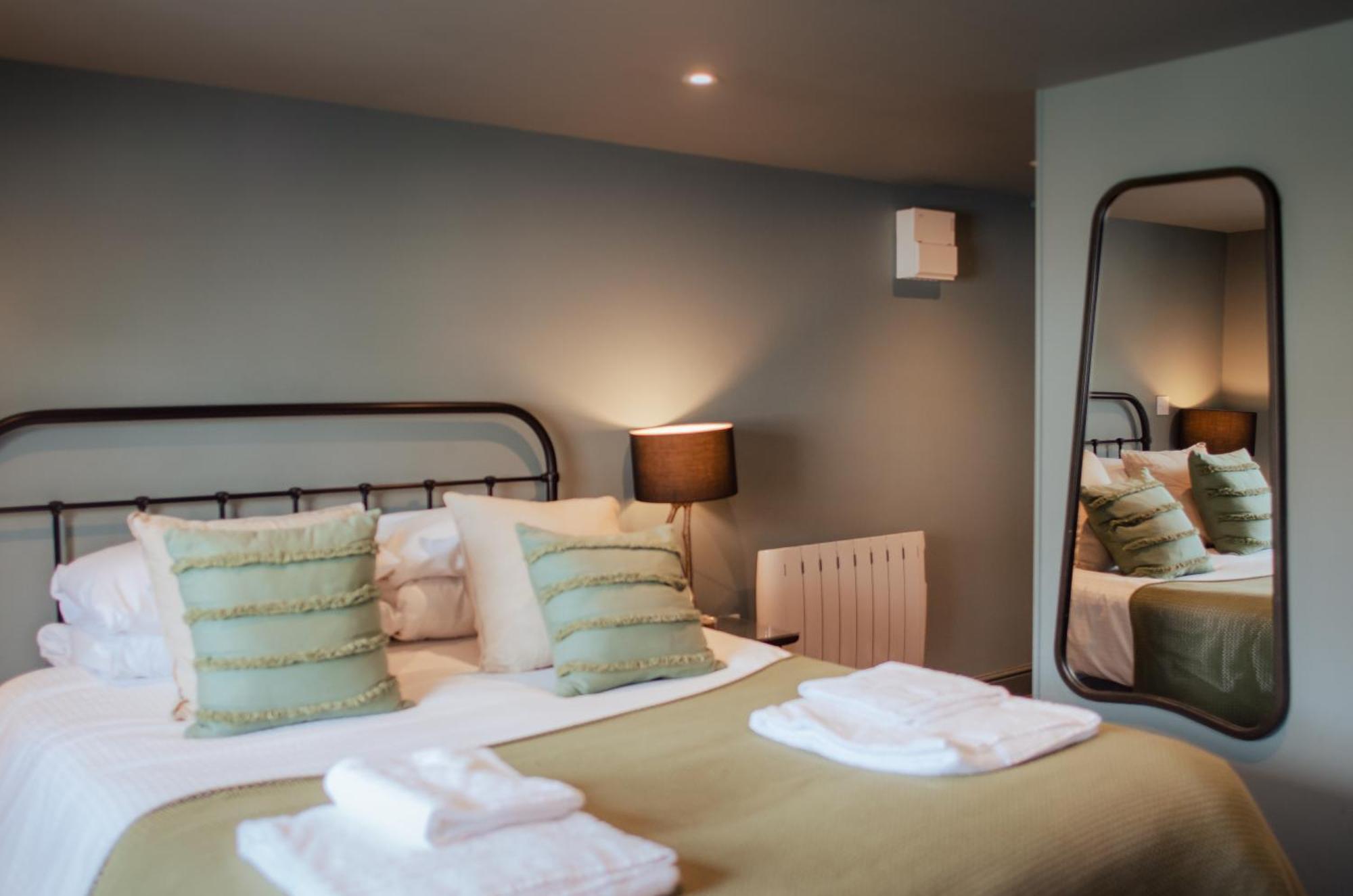 Seven Stars Penryn Hotel Room photo