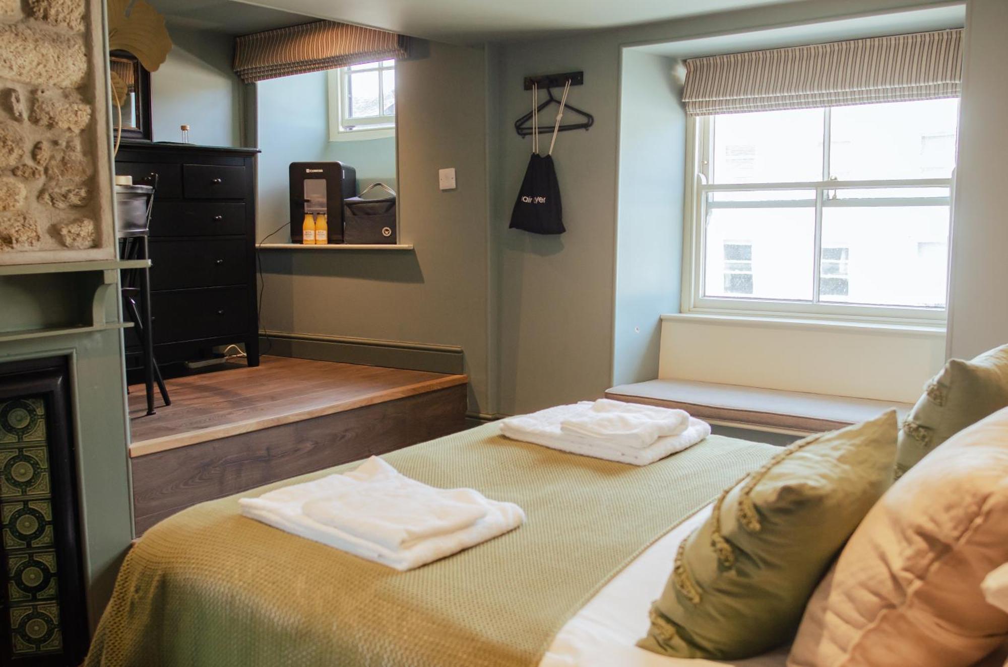 Seven Stars Penryn Hotel Room photo