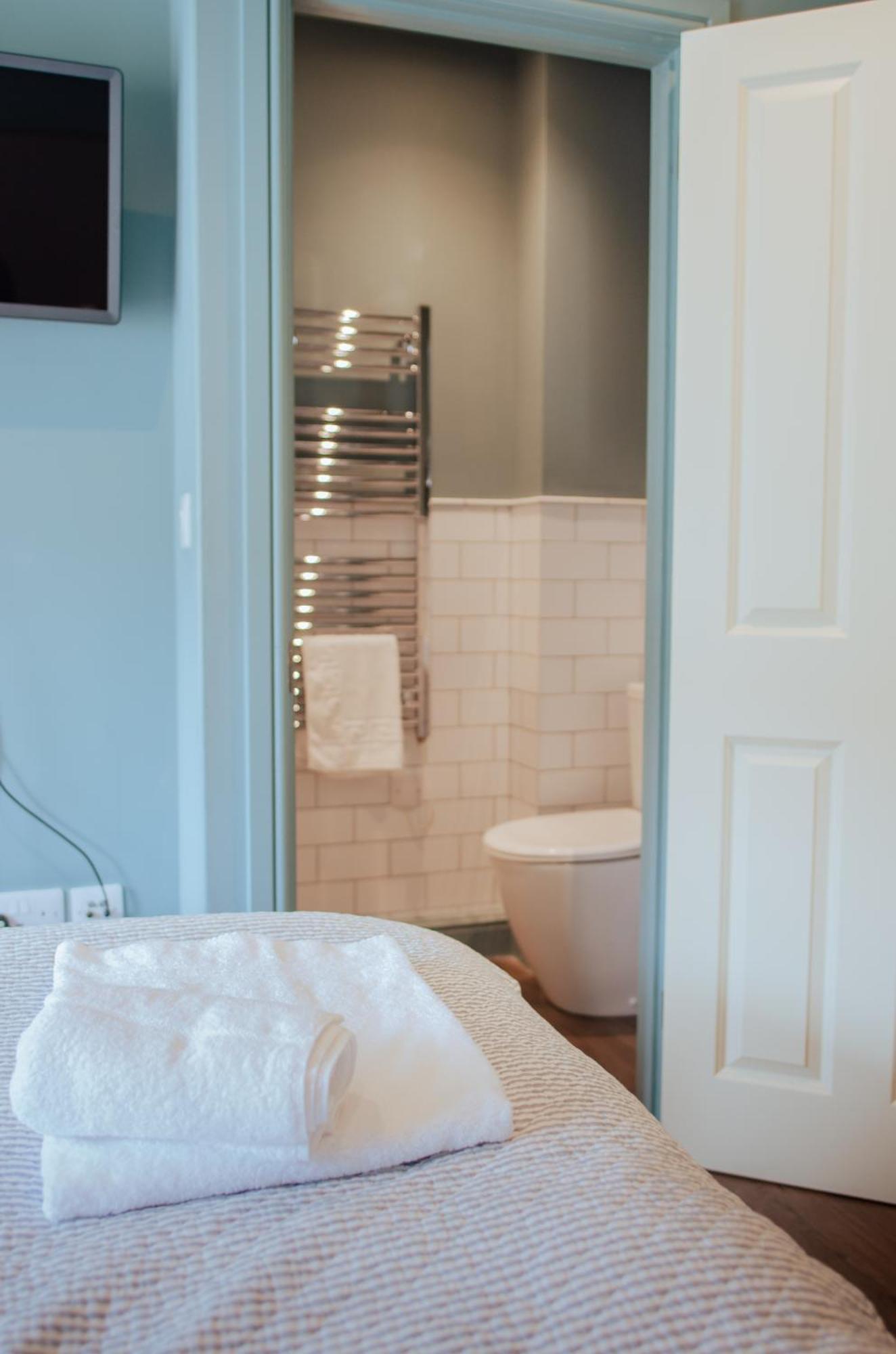 Seven Stars Penryn Hotel Room photo